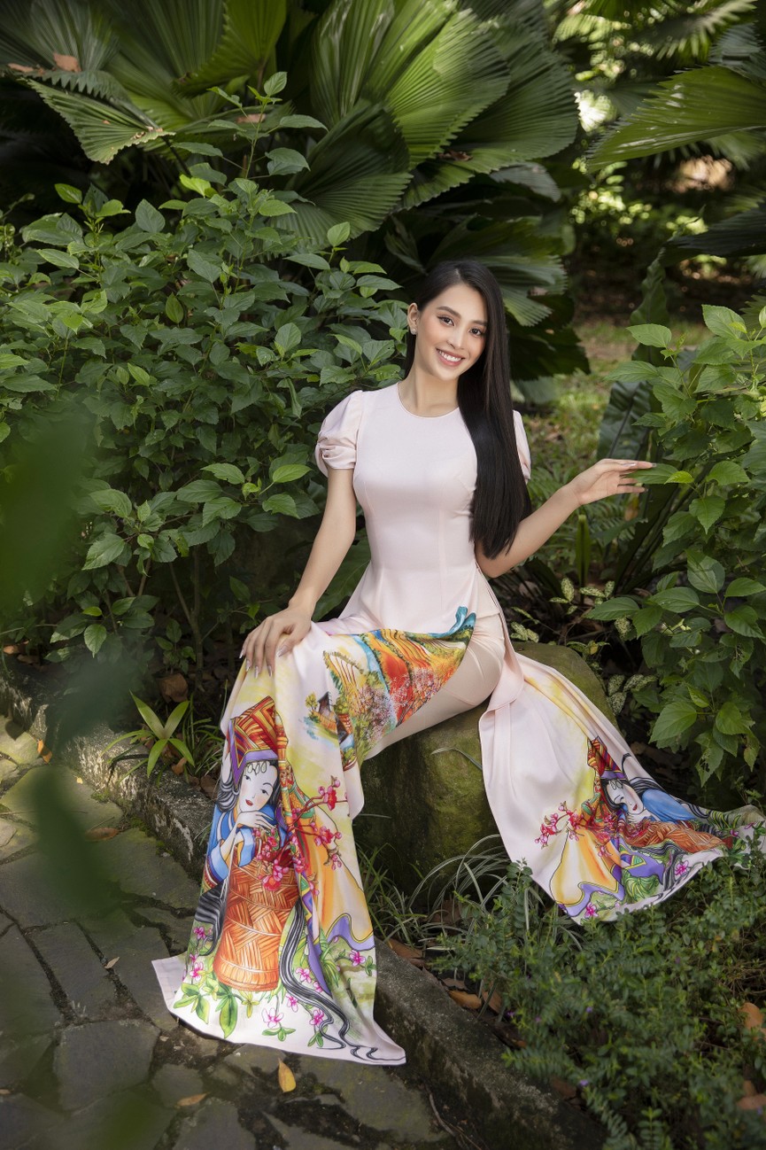 Hoa hậu Tiểu Vy khoe nhan sắc 'cực phẩm', đẹp tựa nàng thơ mùa xuân với áo dài Tết - ảnh 11