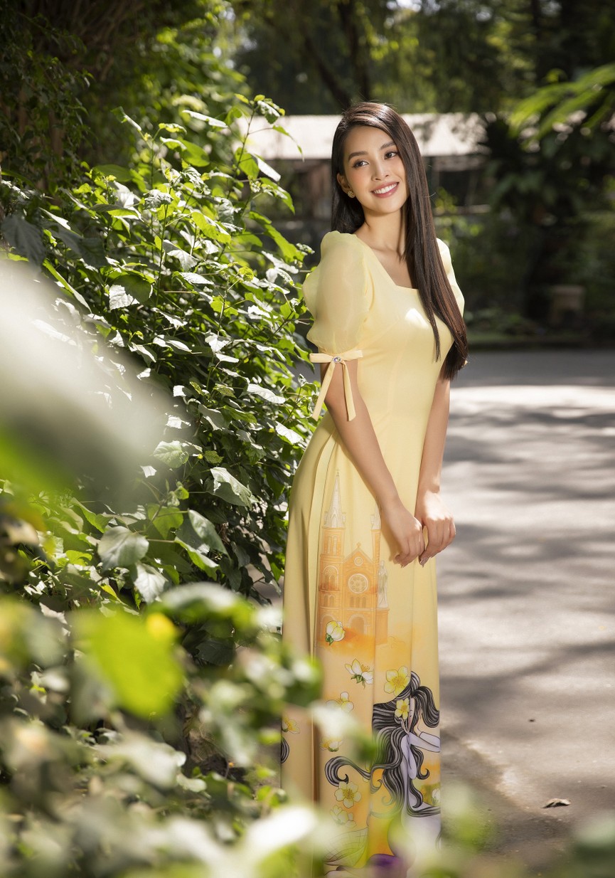Hoa hậu Tiểu Vy khoe nhan sắc 'cực phẩm', đẹp tựa nàng thơ mùa xuân với áo dài Tết - ảnh 8
