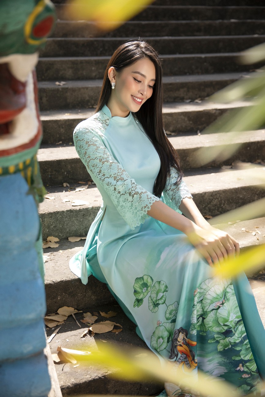 Hoa hậu Tiểu Vy khoe nhan sắc 'cực phẩm', đẹp tựa nàng thơ mùa xuân với áo dài Tết - ảnh 6