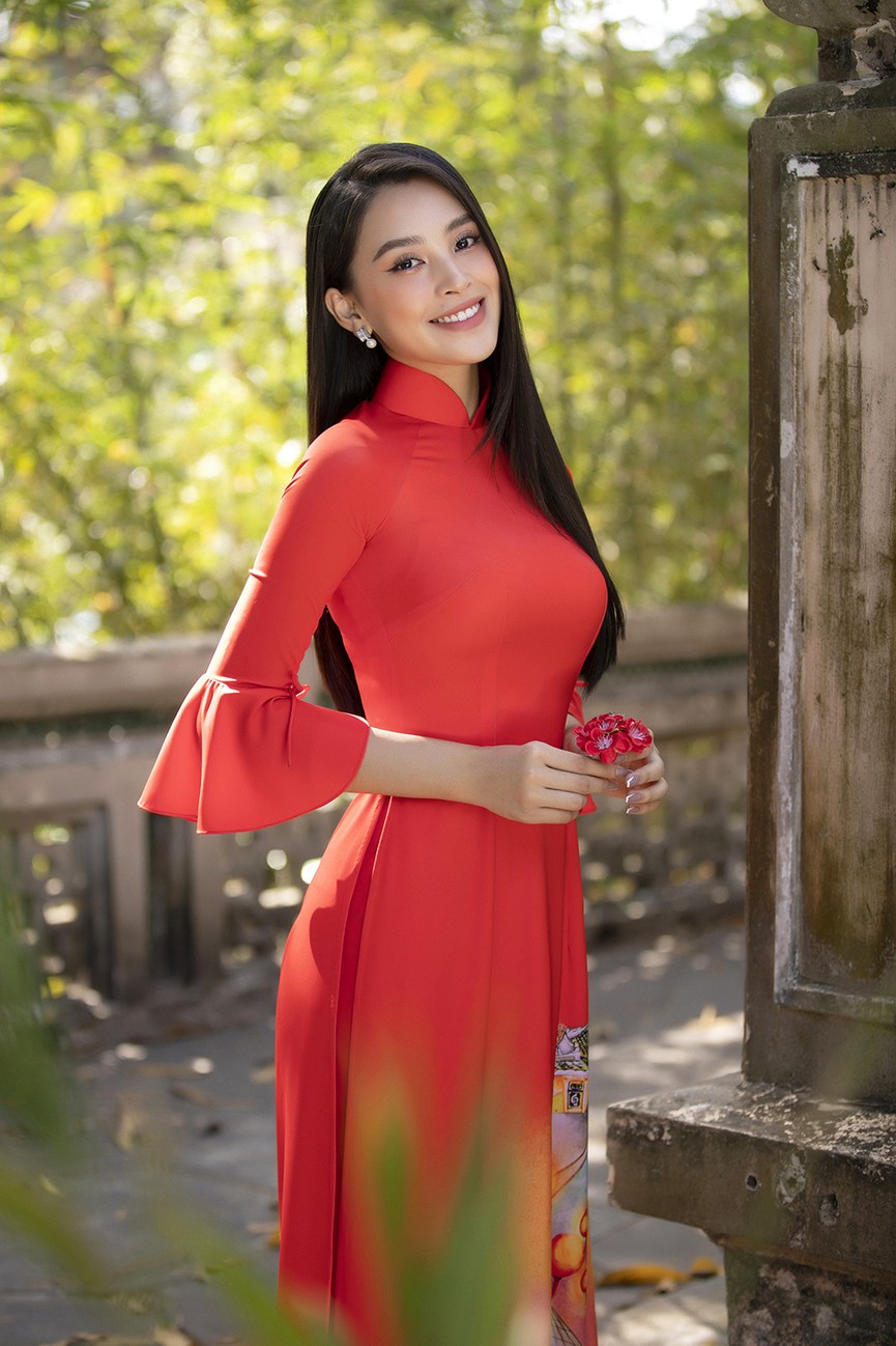 Hoa hậu Tiểu Vy khoe nhan sắc 'cực phẩm', đẹp tựa nàng thơ mùa xuân với áo dài Tết - ảnh 3