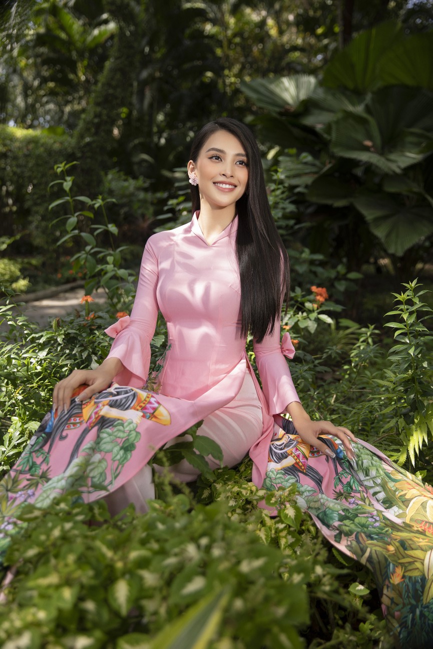 Hoa hậu Tiểu Vy khoe nhan sắc 'cực phẩm', đẹp tựa nàng thơ mùa xuân với áo dài Tết - ảnh 13