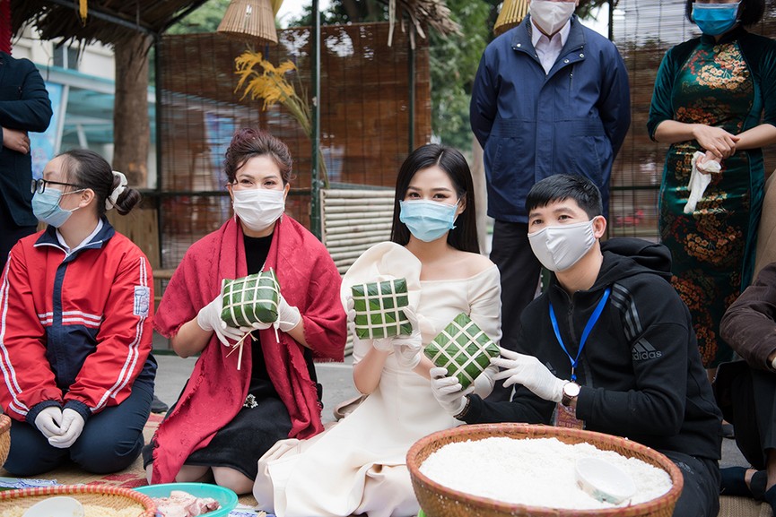 Hoa hậu Đỗ Thị Hà hào hứng gói bánh chưng, được các em học sinh 'bao vây' xin chữ ký - ảnh 9