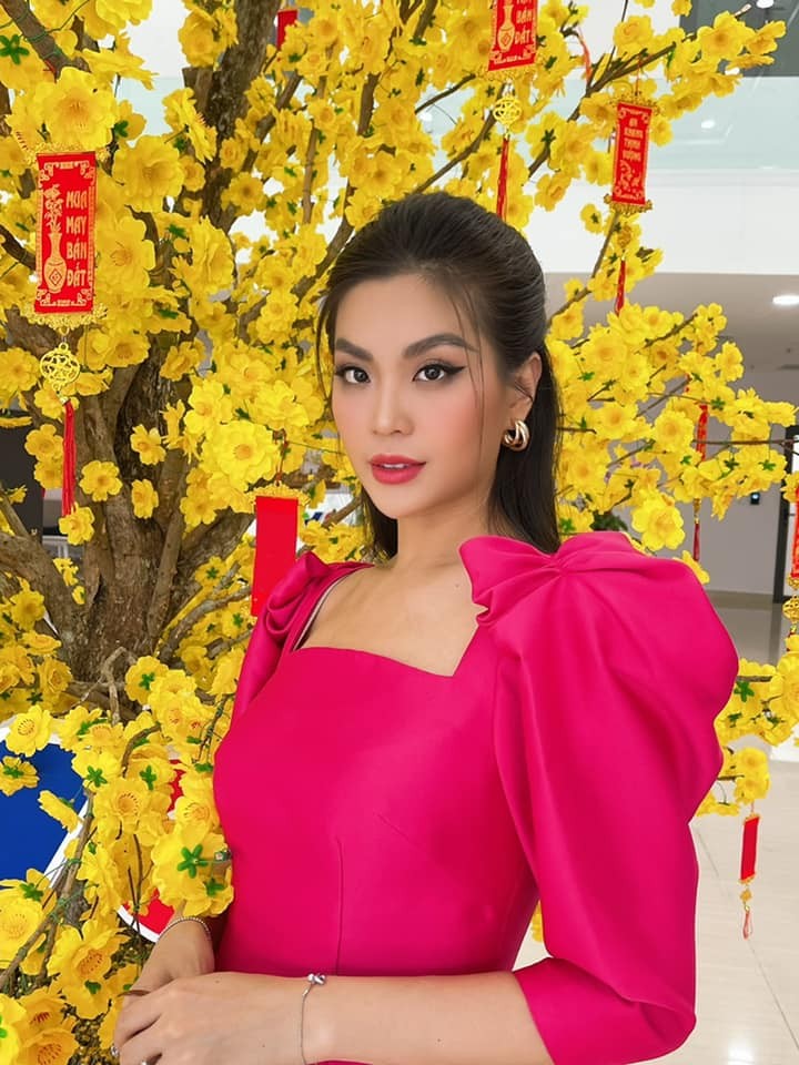 Dàn Hoa, Á hậu đẹp 'một chín một mười' khi cùng diện áo dài đỏ rực rỡ ngày mùng 1 Tết - ảnh 2