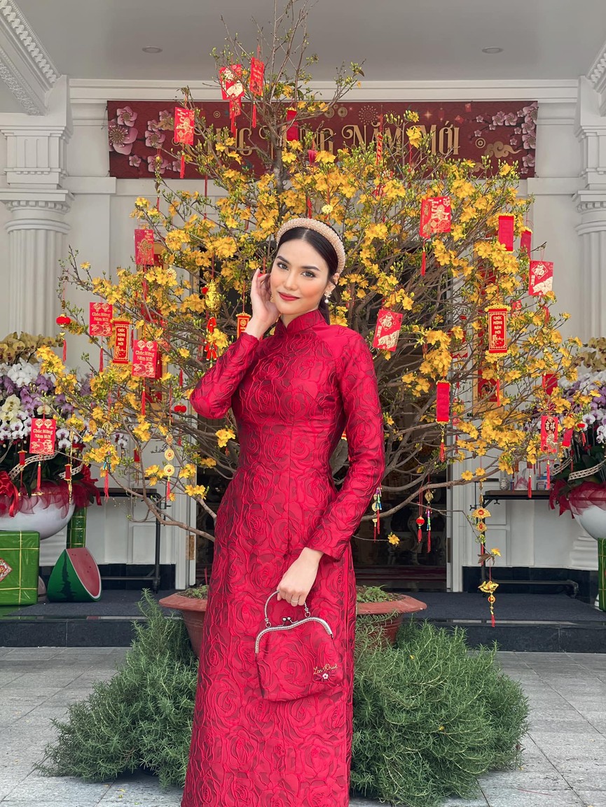 Dàn Hoa, Á hậu đẹp 'một chín một mười' khi cùng diện áo dài đỏ rực rỡ ngày mùng 1 Tết - ảnh 7