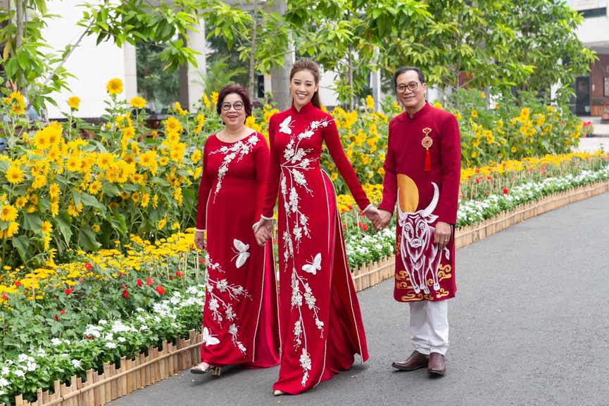 Dàn Hoa, Á hậu đẹp 'một chín một mười' khi cùng diện áo dài đỏ rực rỡ ngày mùng 1 Tết - ảnh 3