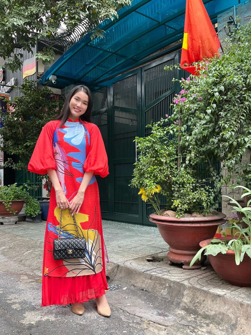 Dàn Hoa, Á hậu đẹp 'một chín một mười' khi cùng diện áo dài đỏ rực rỡ ngày mùng 1 Tết - ảnh 5
