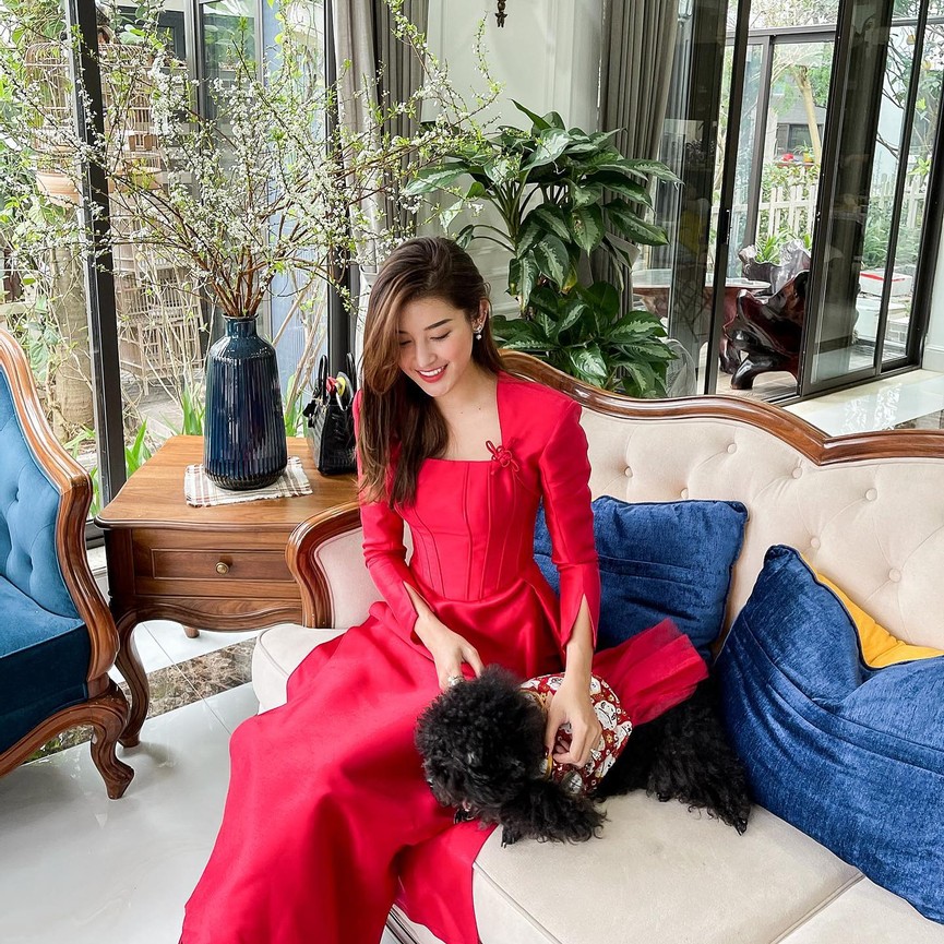 Dàn Hoa, Á hậu đẹp 'một chín một mười' khi cùng diện áo dài đỏ rực rỡ ngày mùng 1 Tết - ảnh 10