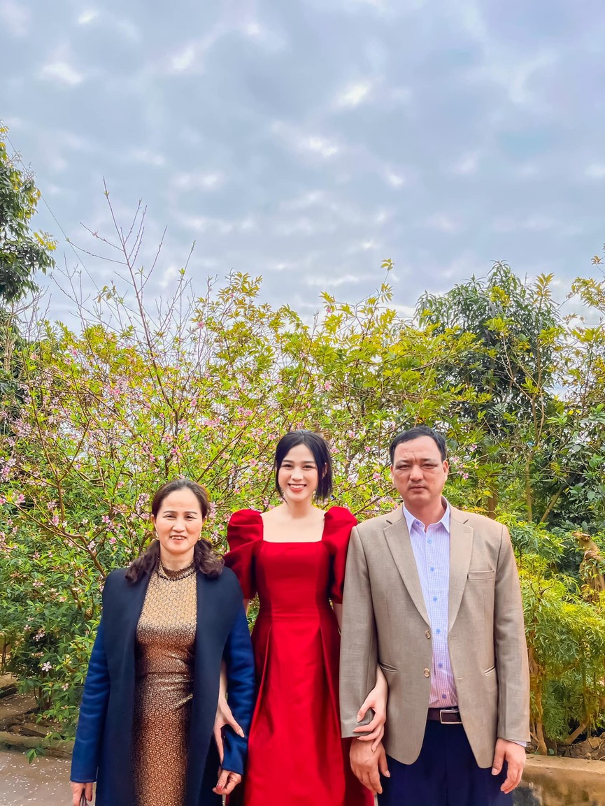 Dàn Hoa, Á hậu đẹp 'một chín một mười' khi cùng diện áo dài đỏ rực rỡ ngày mùng 1 Tết - ảnh 14