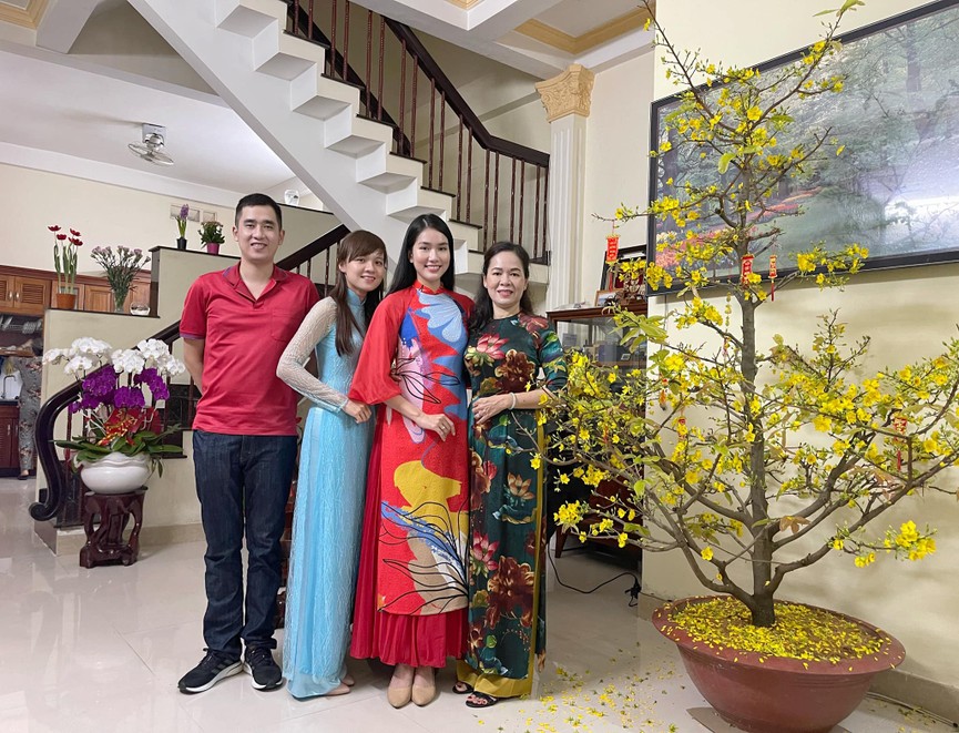 Dàn Hoa, Á hậu đẹp 'một chín một mười' khi cùng diện áo dài đỏ rực rỡ ngày mùng 1 Tết - ảnh 6