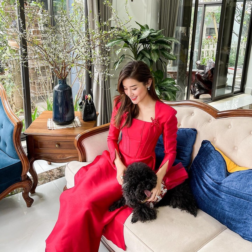 Dàn Hoa, Á hậu đẹp 'một chín một mười' khi cùng diện áo dài đỏ rực rỡ ngày mùng 1 Tết - ảnh 9
