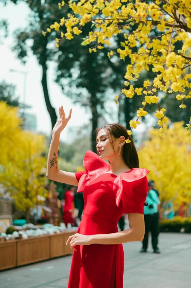 Dàn Hoa, Á hậu đẹp 'một chín một mười' khi cùng diện áo dài đỏ rực rỡ ngày mùng 1 Tết - ảnh 11
