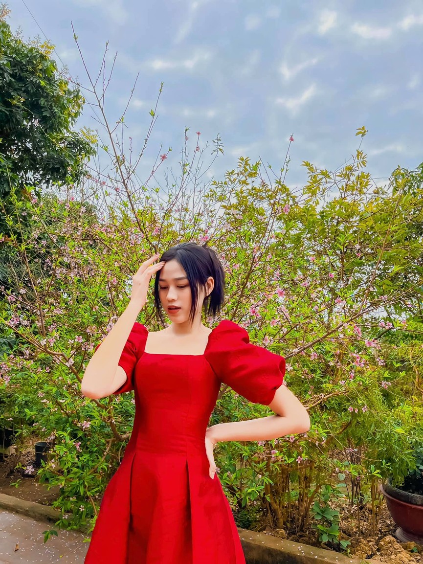 Dàn Hoa, Á hậu đẹp 'một chín một mười' khi cùng diện áo dài đỏ rực rỡ ngày mùng 1 Tết - ảnh 12