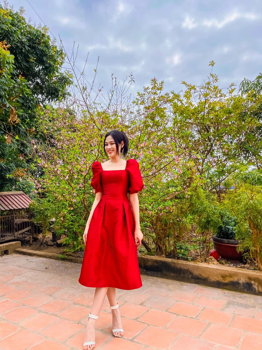 Dàn Hoa, Á hậu đẹp 'một chín một mười' khi cùng diện áo dài đỏ rực rỡ ngày mùng 1 Tết - ảnh 13
