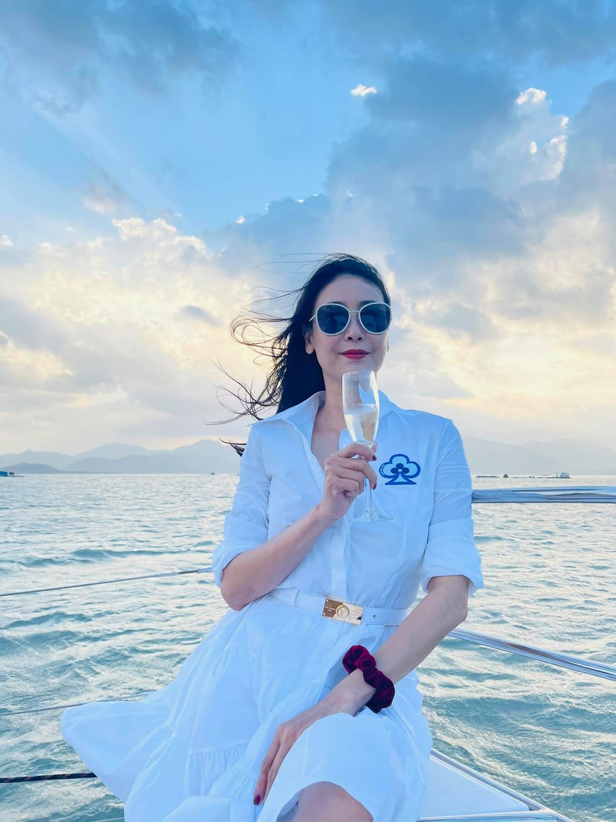 Kiều Loan mặc váy xẻ lạ mắt, Mai Phương Thuý khoe dáng 'đồng hồ cát' với váy bó sát - ảnh 5