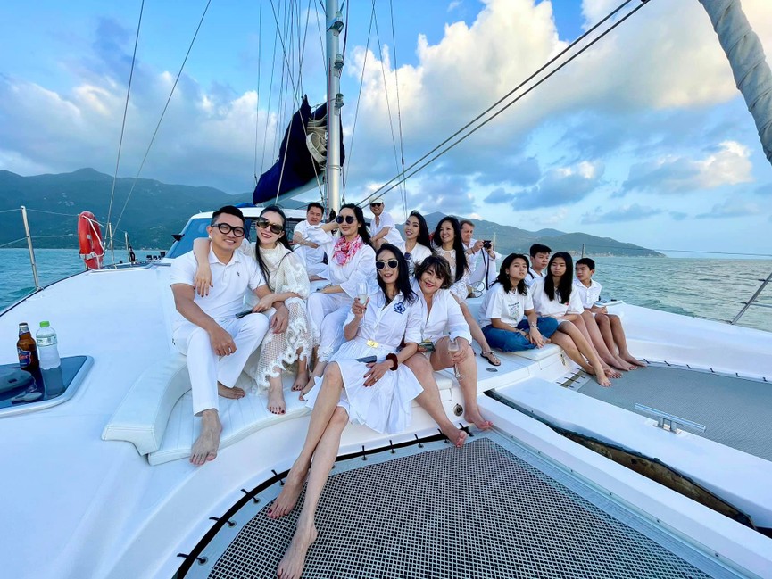 Kiều Loan mặc váy xẻ lạ mắt, Mai Phương Thuý khoe dáng 'đồng hồ cát' với váy bó sát - ảnh 7