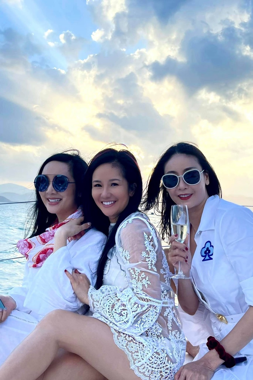 Kiều Loan mặc váy xẻ lạ mắt, Mai Phương Thuý khoe dáng 'đồng hồ cát' với váy bó sát - ảnh 8