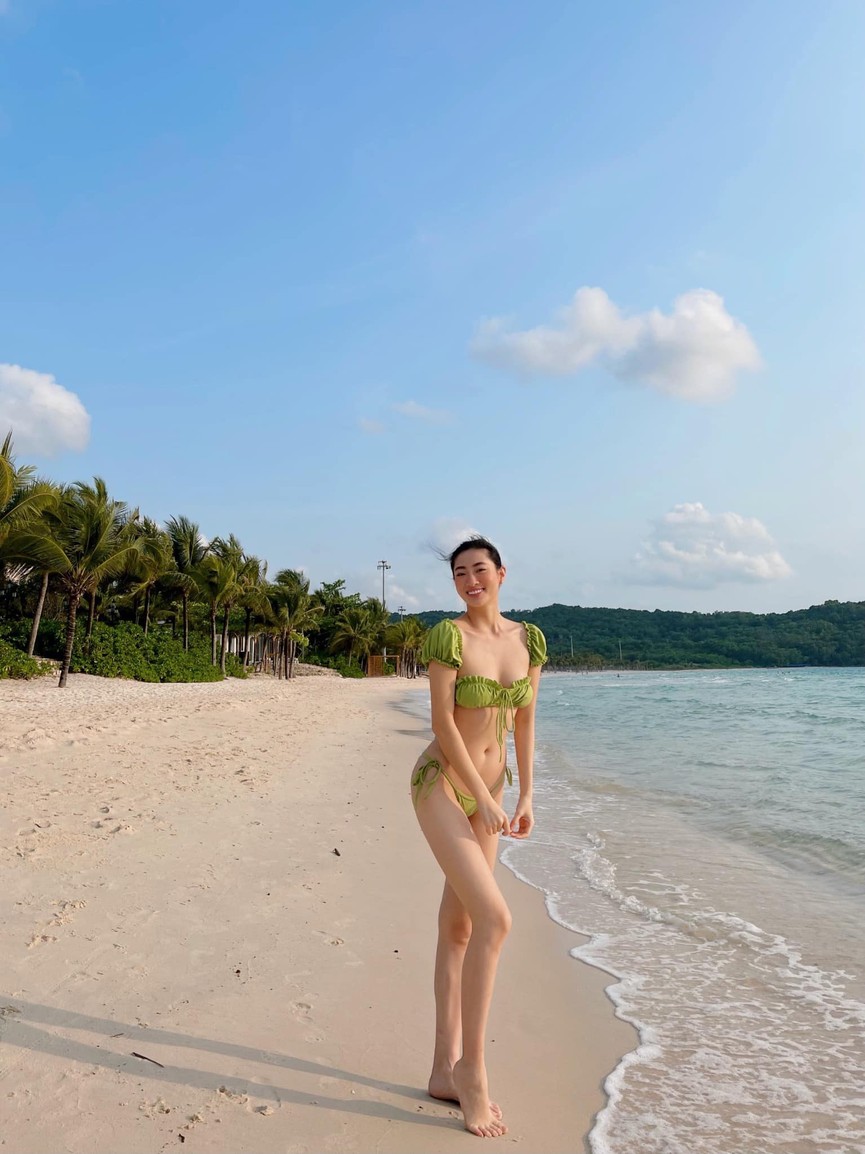 Đỗ Mỹ Linh khoe vai trần ở Đà Lạt, Lương Thuỳ Linh nóng 'bỏng mắt' với bikini ở Phú Quốc - ảnh 4