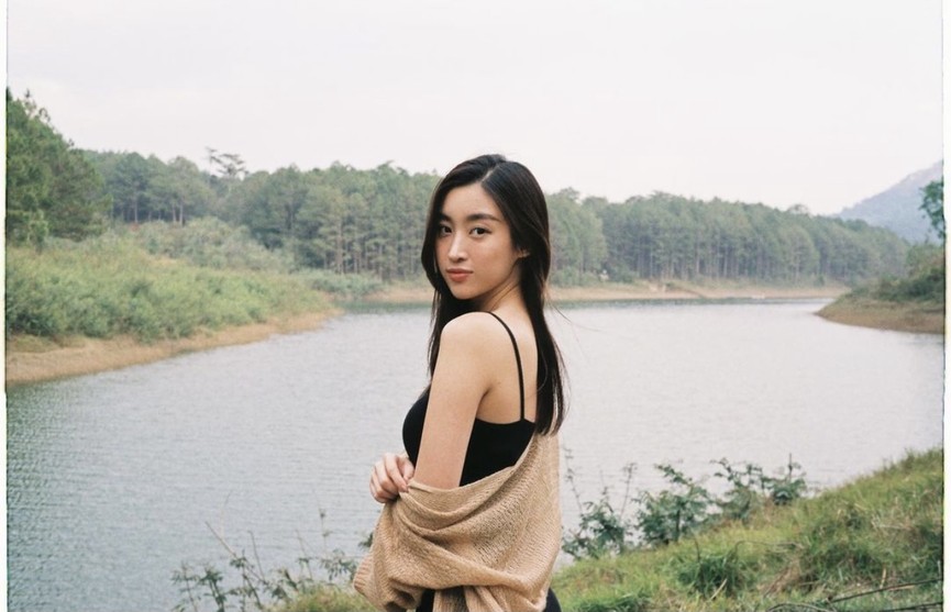 Đỗ Mỹ Linh khoe vai trần ở Đà Lạt, Lương Thuỳ Linh nóng 'bỏng mắt' với bikini ở Phú Quốc - ảnh 1