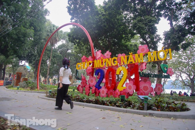 Đào bung sắc bên những thảm hoa rực rỡ quanh hồ Hoàn Kiếm ngày cận Tết - ảnh 15