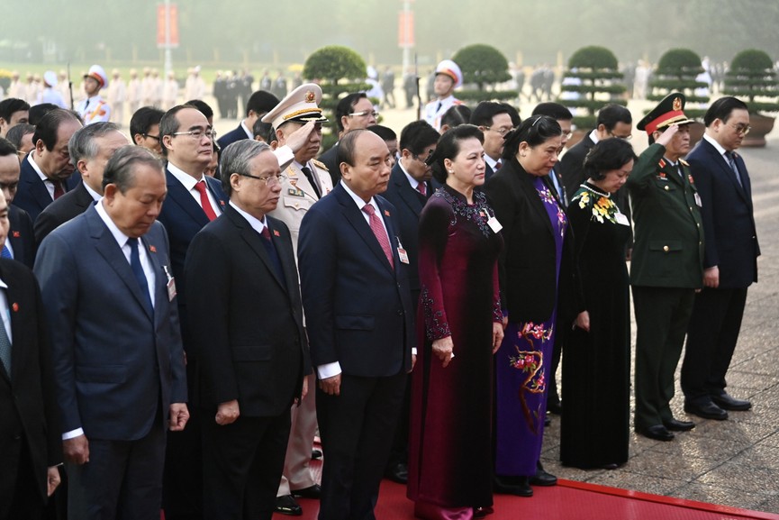 Các đại biểu dự Đại hội XIII đặt vòng hoa, viếng Chủ tịch Hồ Chí Minh - ảnh 3