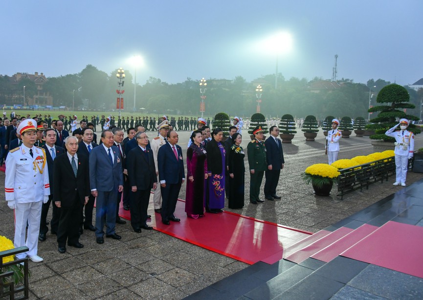 Các đại biểu dự Đại hội XIII đặt vòng hoa, viếng Chủ tịch Hồ Chí Minh - ảnh 5