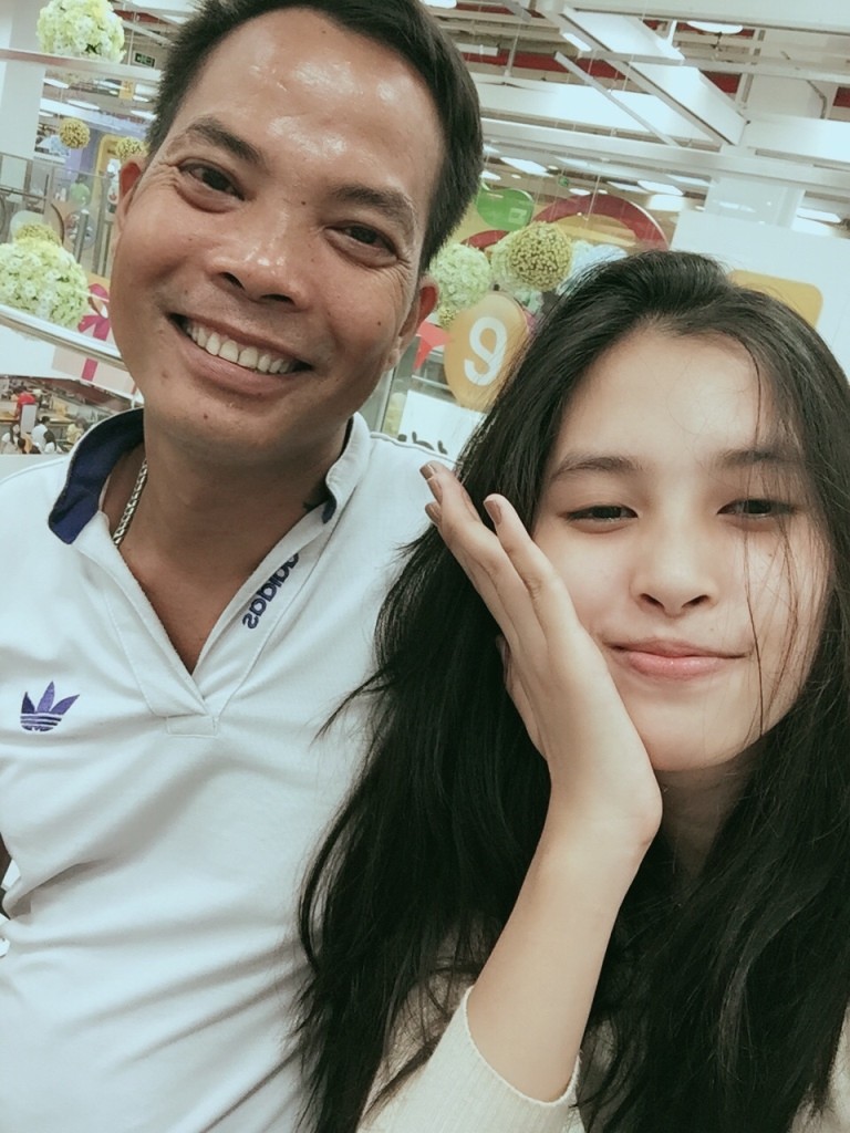 Bố của tân hoa hậu kể chuyện con gái túc trực ở bệnh viện - ảnh 1