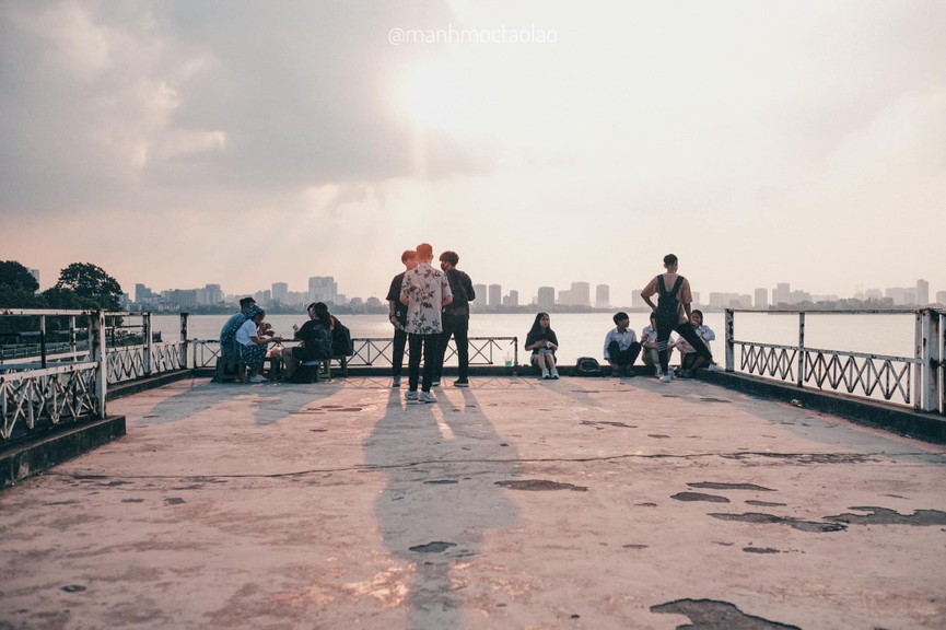 Gác lại âu lo cùng ngắm hoàng hôn tại những địa điểm cực chill tại Hà Nội - ảnh 1