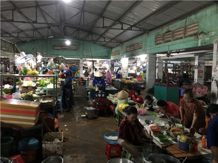 Người Sài Gòn tích trữ lương thực trước giờ bão số 9 đổ bộ ...