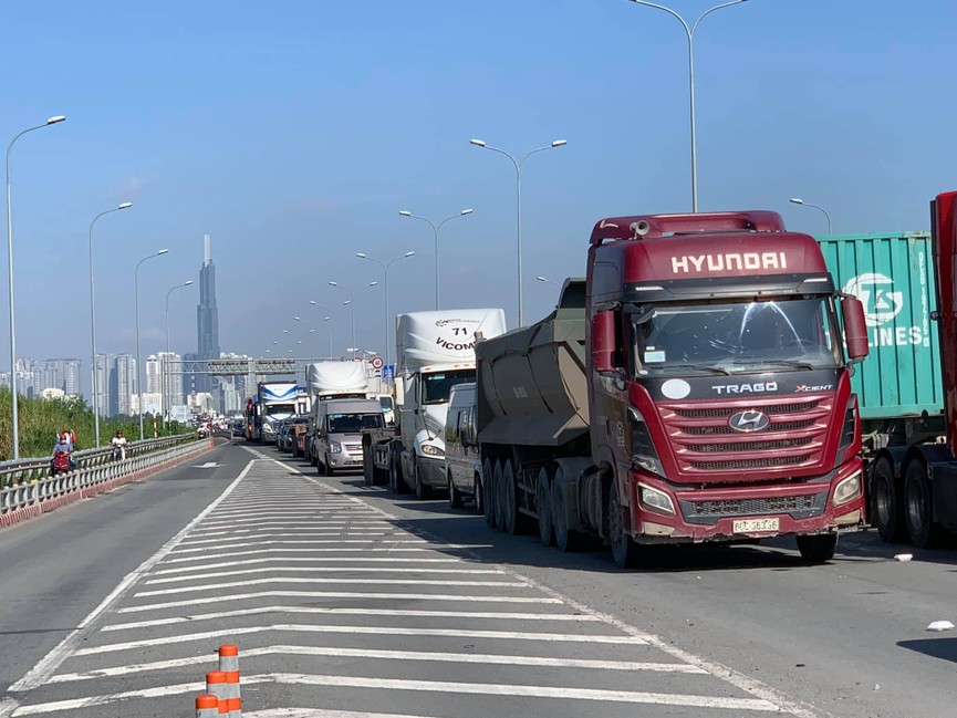 Cửa ngõ Sài Gòn kẹt xe kinh hoàng, tài xế mắc võng ngủ trên đường - ảnh 5