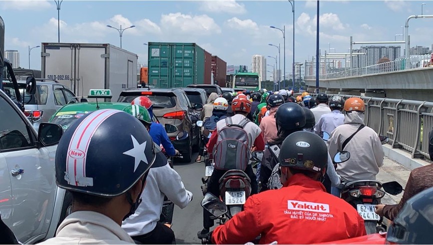 Cửa ngõ Sài Gòn kẹt xe kinh hoàng, tài xế mắc võng ngủ trên đường - ảnh 4