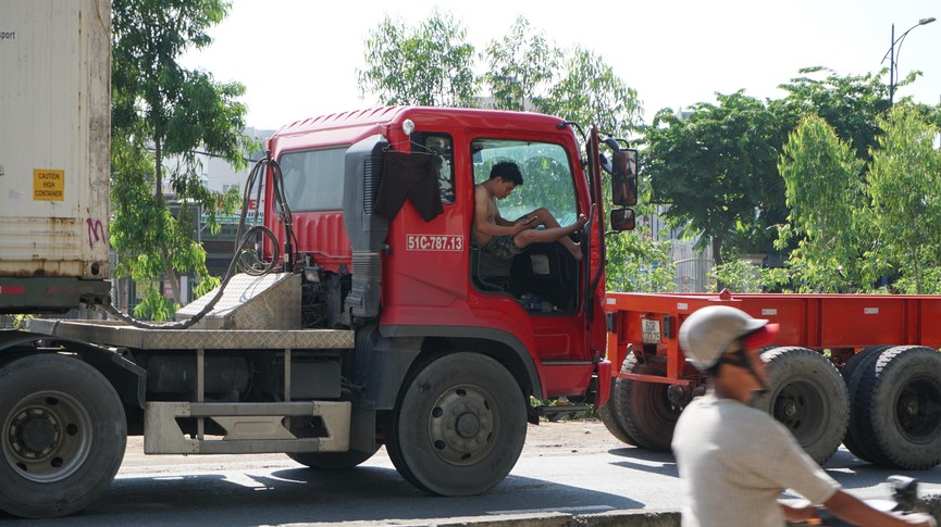 Cửa ngõ Sài Gòn kẹt xe kinh hoàng, tài xế mắc võng ngủ trên đường - ảnh 7
