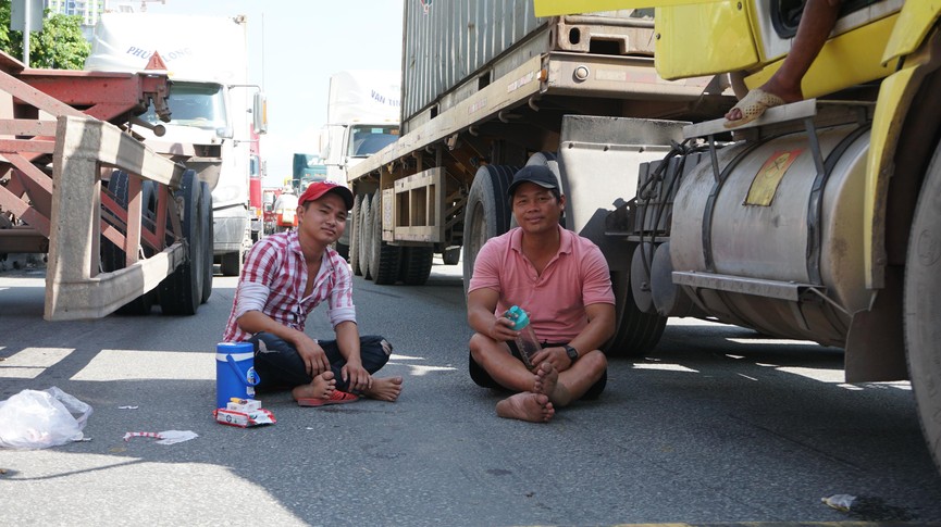 Cửa ngõ Sài Gòn kẹt xe kinh hoàng, tài xế mắc võng ngủ trên đường - ảnh 8