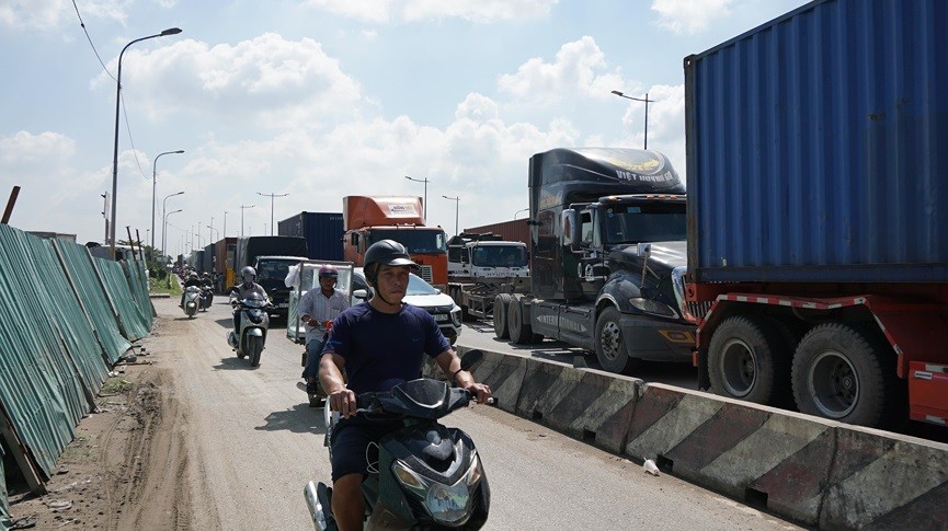Cửa ngõ Sài Gòn kẹt xe ngày càng nghiêm trọng - ảnh 11