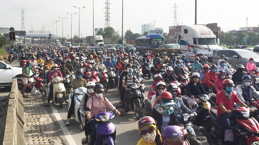 Cửa ngõ Sài Gòn kẹt xe ngày càng nghiêm trọng - ảnh 12