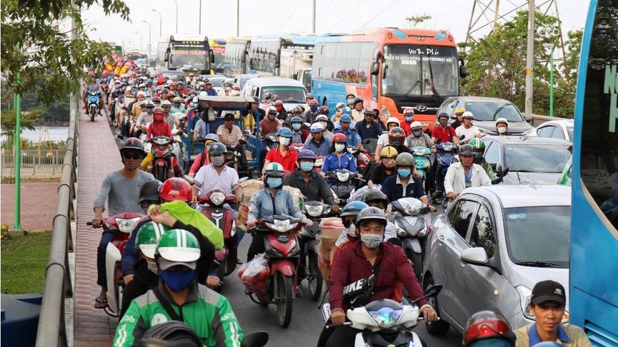 Cửa ngõ Sài Gòn kẹt xe ngày càng nghiêm trọng - ảnh 7