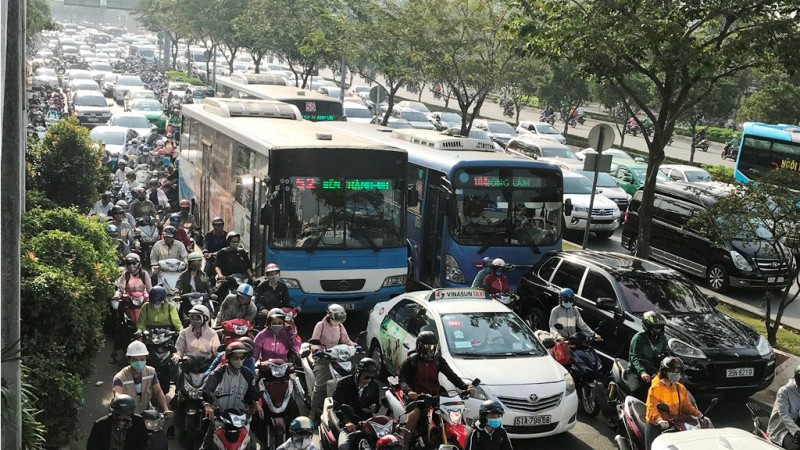 Cửa ngõ Sài Gòn kẹt xe ngày càng nghiêm trọng - ảnh 9
