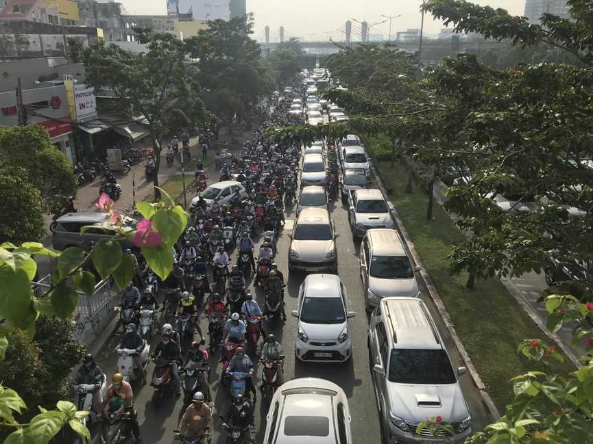 Cửa ngõ Sài Gòn kẹt xe ngày càng nghiêm trọng - ảnh 4