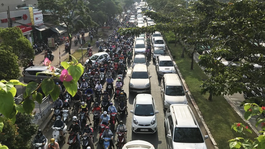 Cửa ngõ Sài Gòn kẹt xe ngày càng nghiêm trọng - ảnh 2