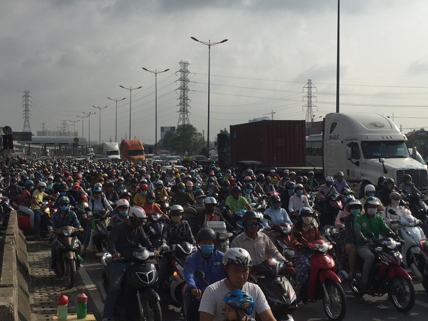 Cửa ngõ Sài Gòn kẹt xe ngày càng nghiêm trọng - ảnh 5