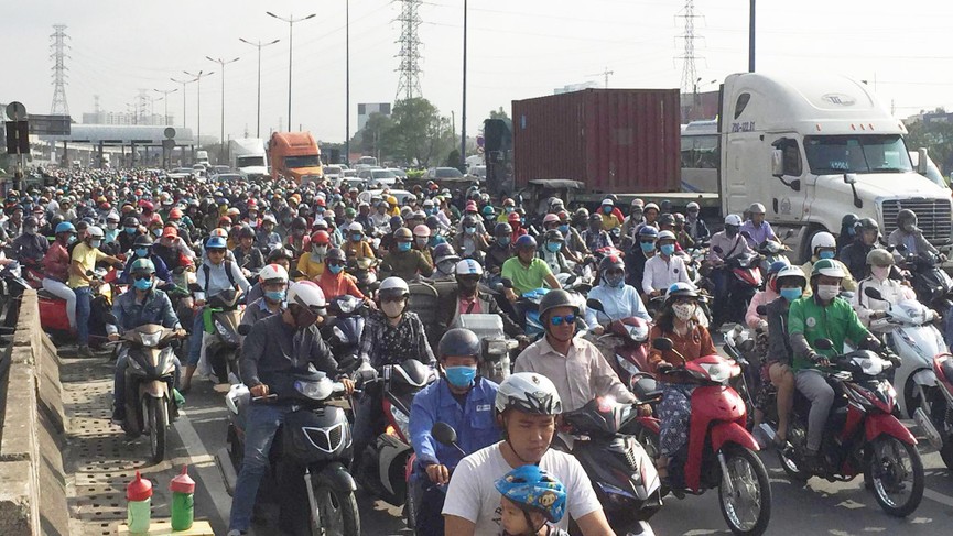 Cửa ngõ Sài Gòn kẹt xe ngày càng nghiêm trọng - ảnh 3