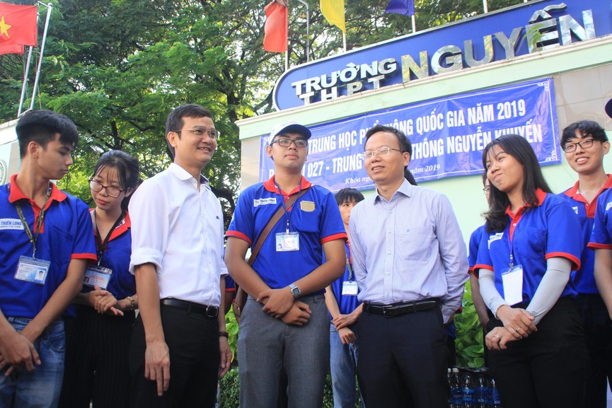 Chủ tịch Hội SVVN thăm, tặng quà tình nguyện viên Tiếp sức mùa thi tại TPHCM - ảnh 1