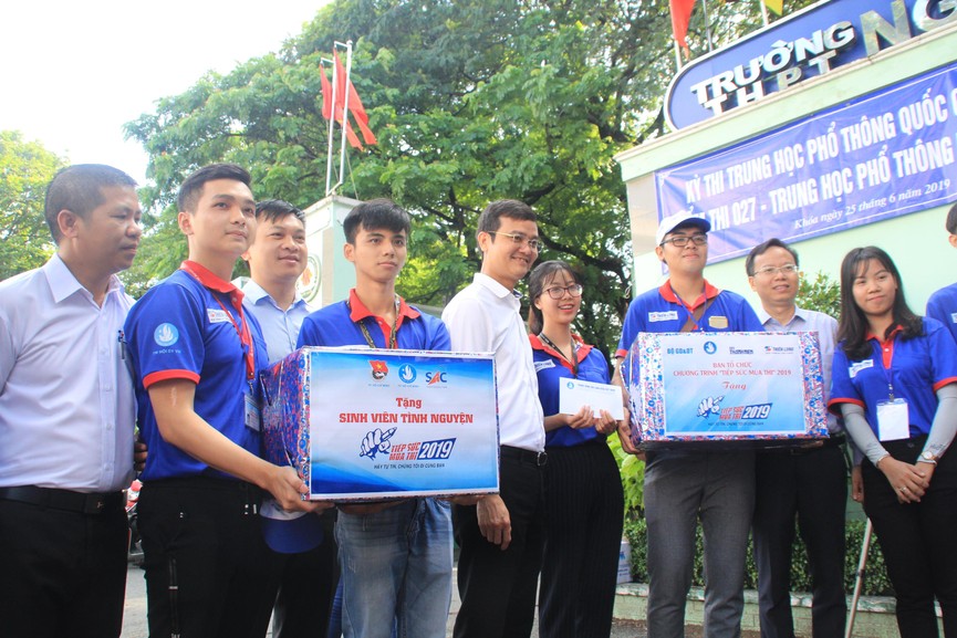 Chủ tịch Hội SVVN thăm, tặng quà tình nguyện viên Tiếp sức mùa thi tại TPHCM - ảnh 2