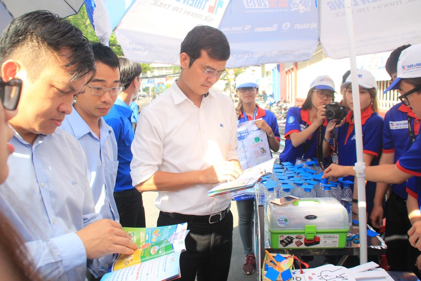 Chủ tịch Hội SVVN thăm, tặng quà tình nguyện viên Tiếp sức mùa thi tại TPHCM - ảnh 4