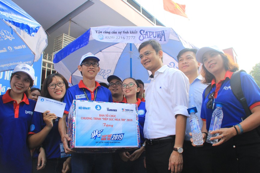 Chủ tịch Hội SVVN thăm, tặng quà tình nguyện viên Tiếp sức mùa thi tại TPHCM - ảnh 5