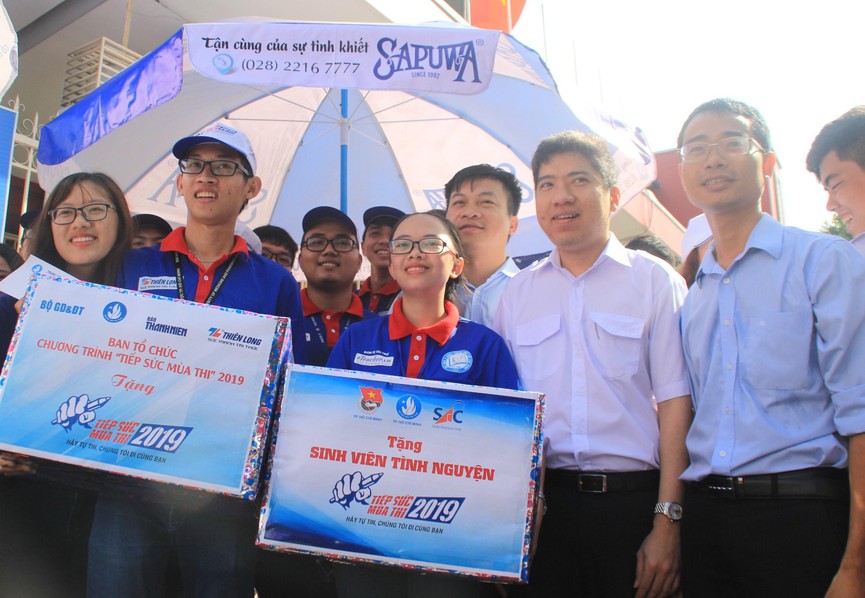 Chủ tịch Hội SVVN thăm, tặng quà tình nguyện viên Tiếp sức mùa thi tại TPHCM - ảnh 6