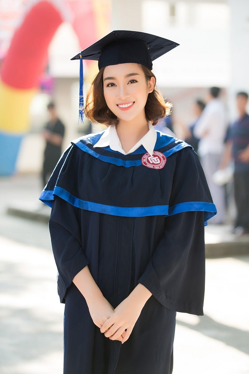 Hoa hậu Đỗ Mỹ Linh rạng rỡ ngày nhận bằng tốt nghiệp đại học - ảnh 2