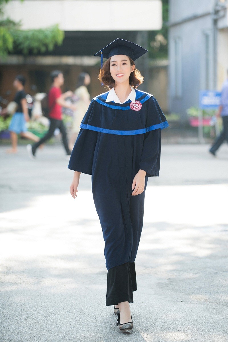 Hoa hậu Đỗ Mỹ Linh rạng rỡ ngày nhận bằng tốt nghiệp đại học - ảnh 3