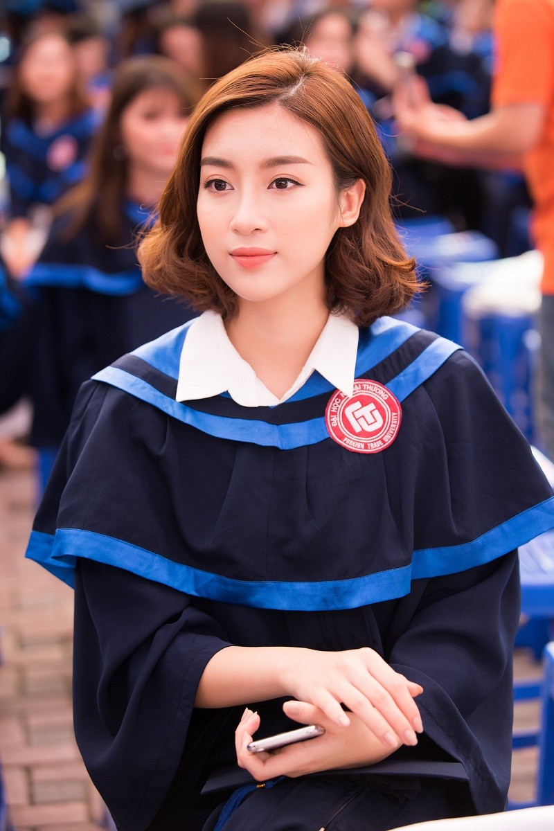 Hoa hậu Đỗ Mỹ Linh rạng rỡ ngày nhận bằng tốt nghiệp đại học - ảnh 4