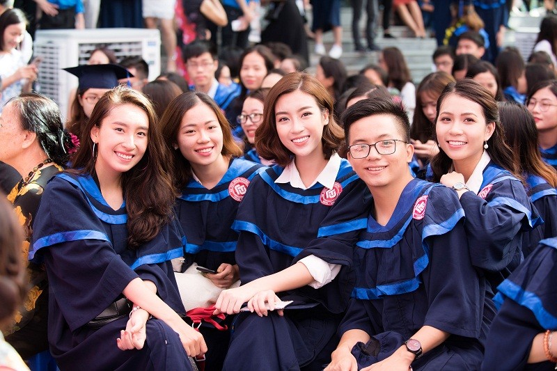 Hoa hậu Đỗ Mỹ Linh rạng rỡ ngày nhận bằng tốt nghiệp đại học - ảnh 5