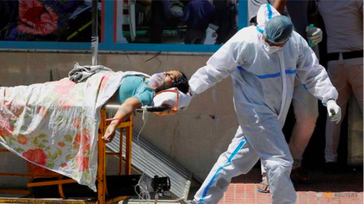 Một nhân viên y tế di chuyển bệnh nhân COVID-19 bên ngoài một bệnh viện ở thủ đô New Delhi ngày 24/4. (Ảnh: Reuters)